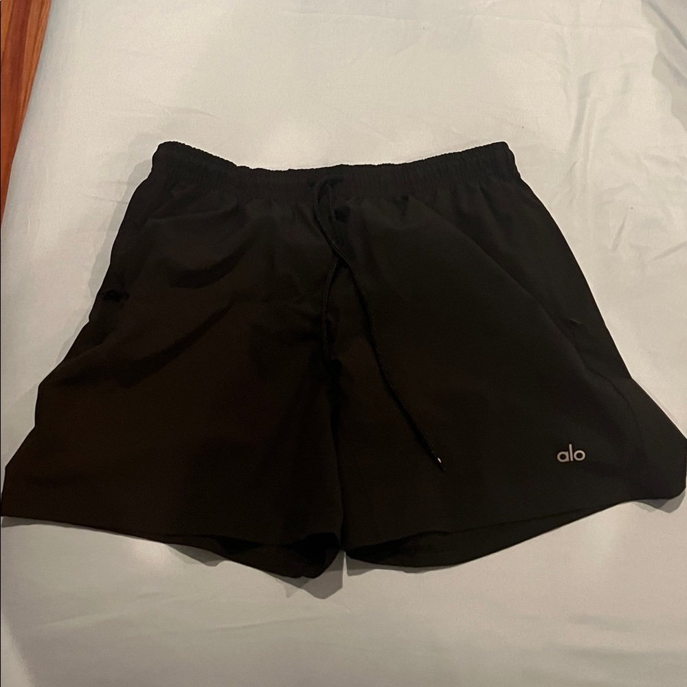 ALO Yoga Men’s Black Performance Shorts (7” Circuit Short)